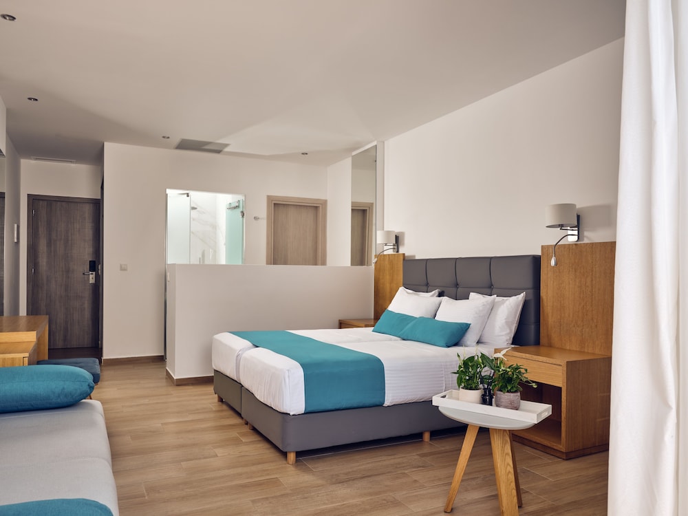 Junior Suite, Pool Access photo 2