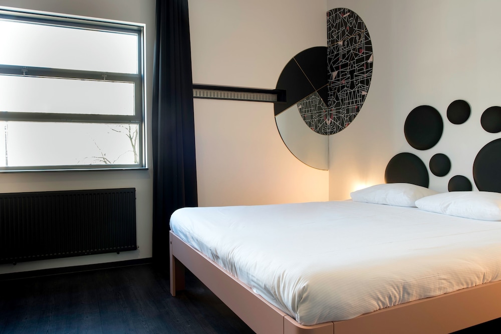 Deluxe Room, 1 King Bed photo 3