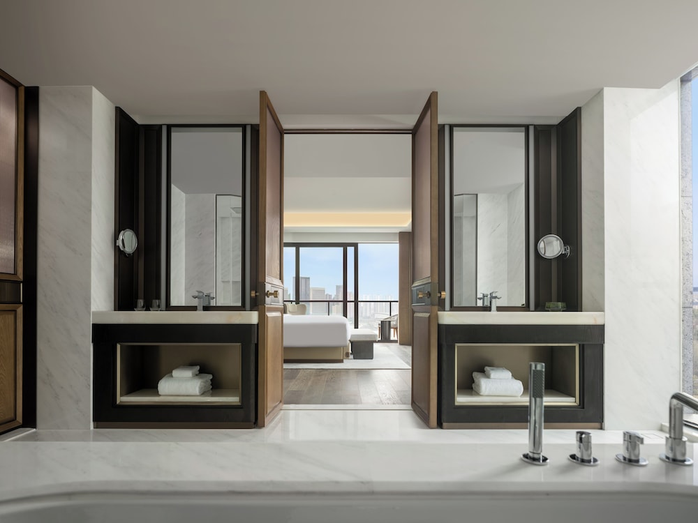 Executive Suite, 1 King Bed, Lake View photo 3