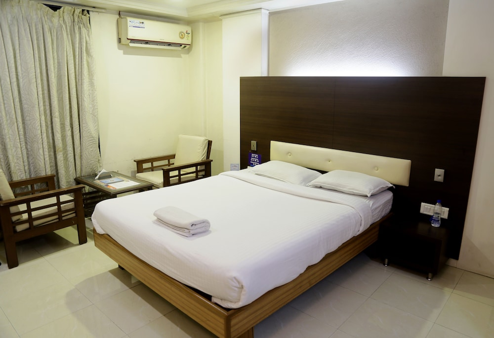 Basic Double Room, 1 Queen Bed, Accessible, Smoking