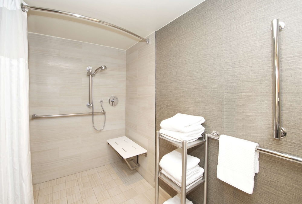 Room, 2 Queen Beds, Accessible, Non Smoking (Mobility, Roll-in Shower) - Photo 4