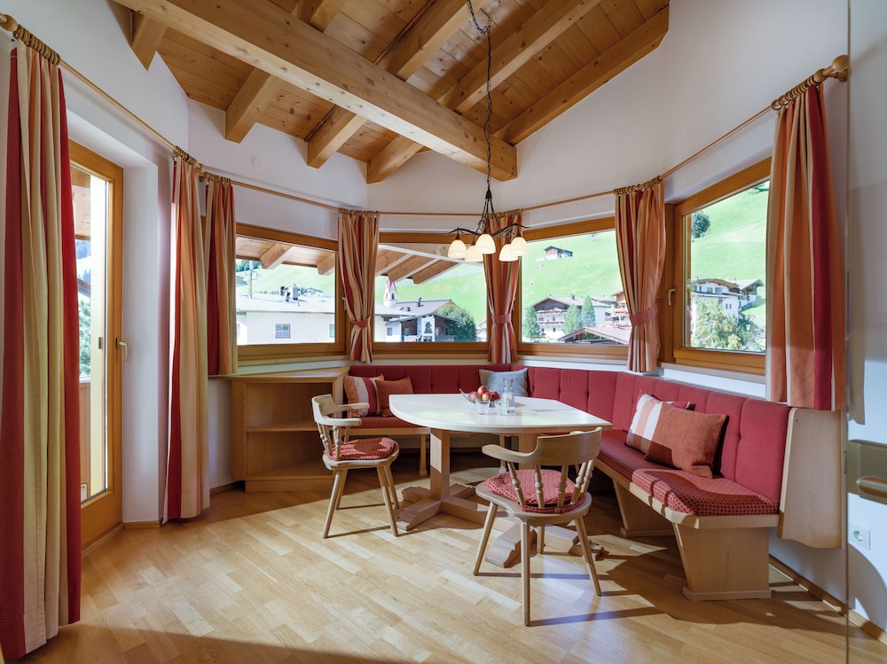 Comfort Suite, 2 Bedrooms, Non Smoking, Mountain View photo 2