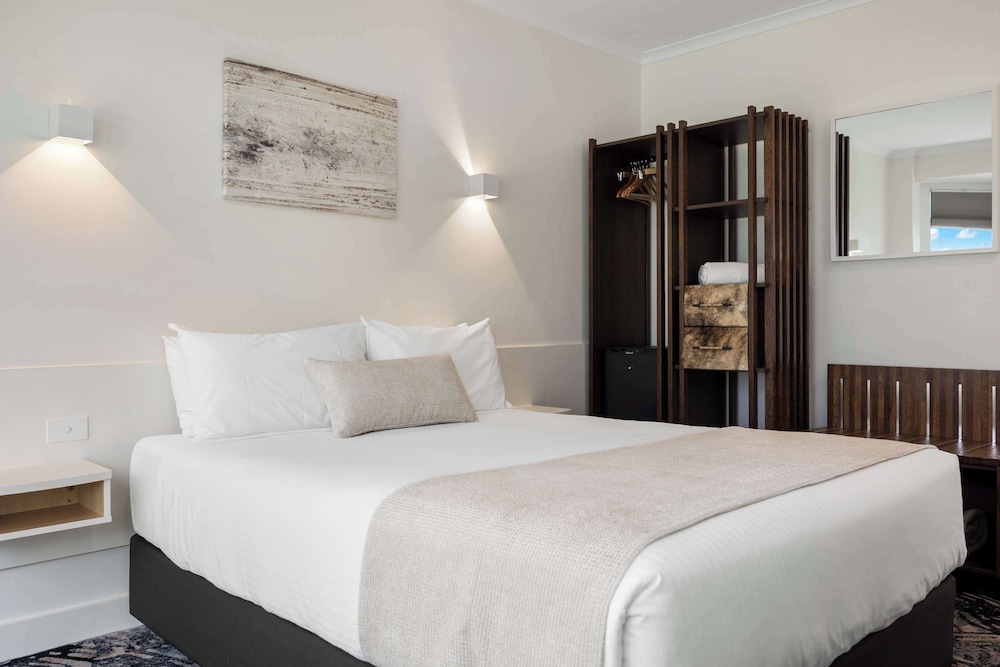 Deluxe Room, 1 Queen Bed, Garden View - Photo 4