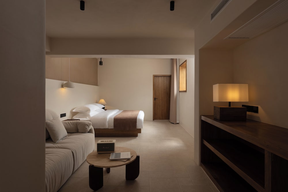 Superior Studio Suite, 1 King Bed with Sofa bed, Private Bathroom, Hill View