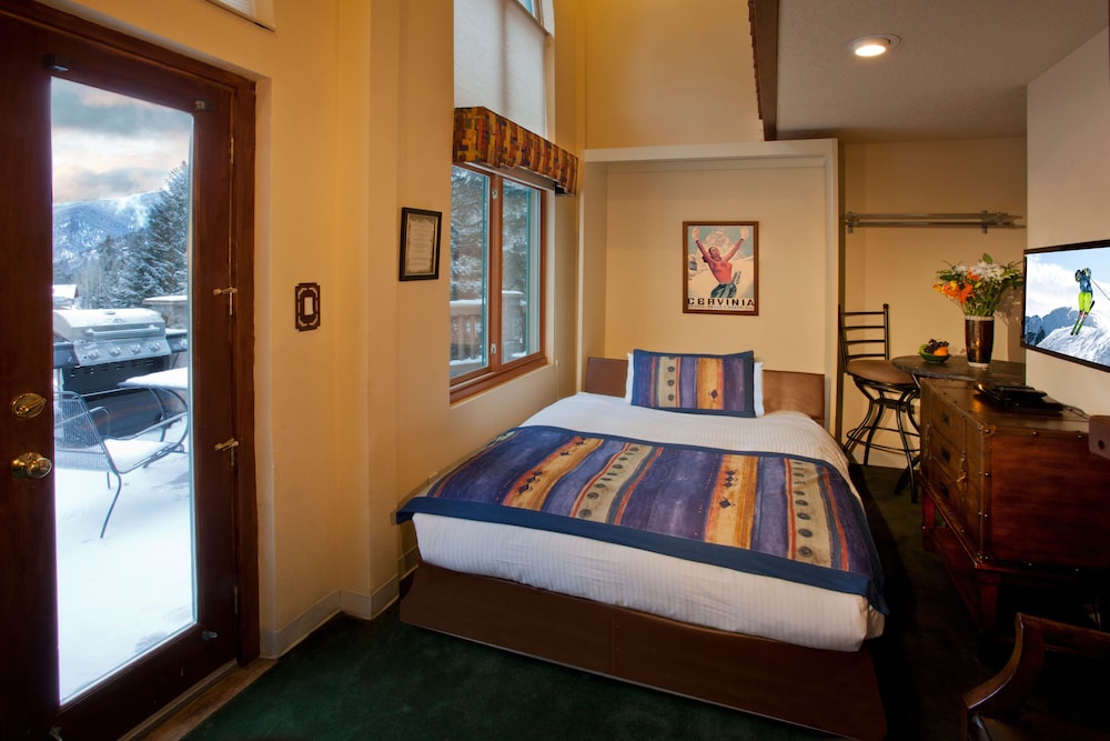 Basic Loft, Multiple Beds photo 2