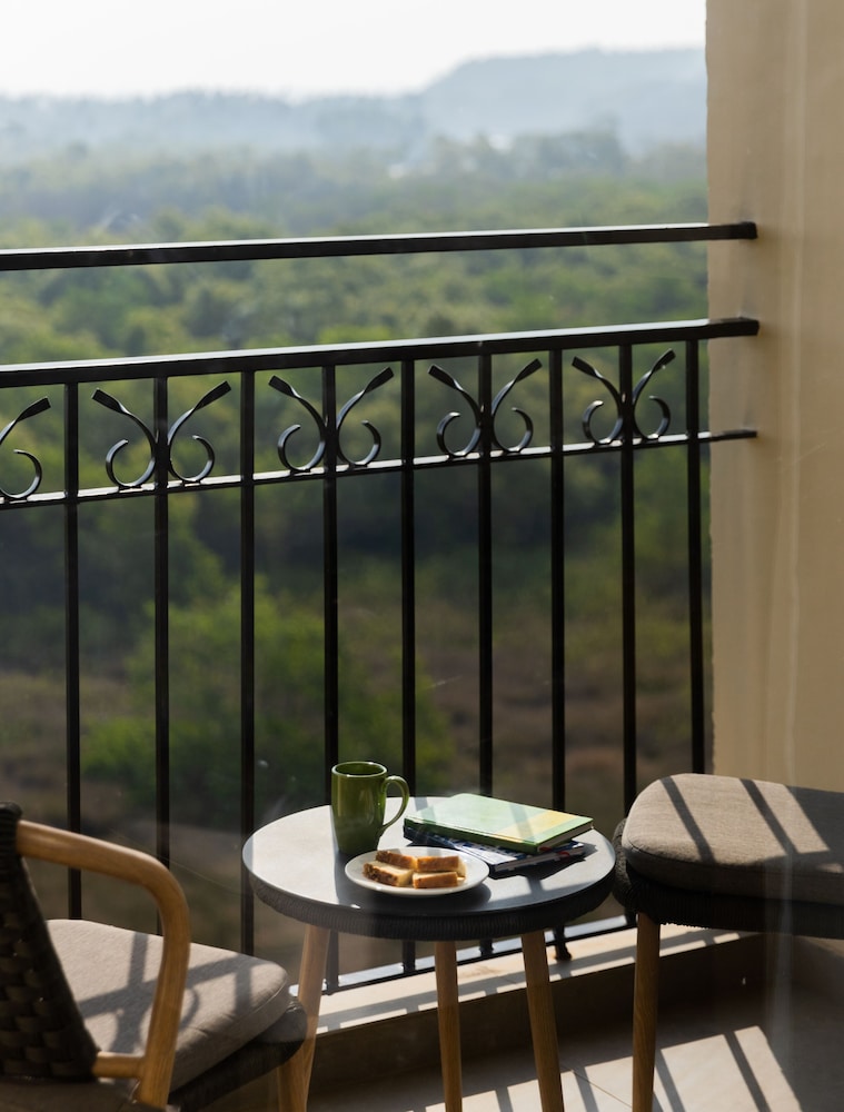 Premium Room, 1 King Bed, Balcony - Photo 8