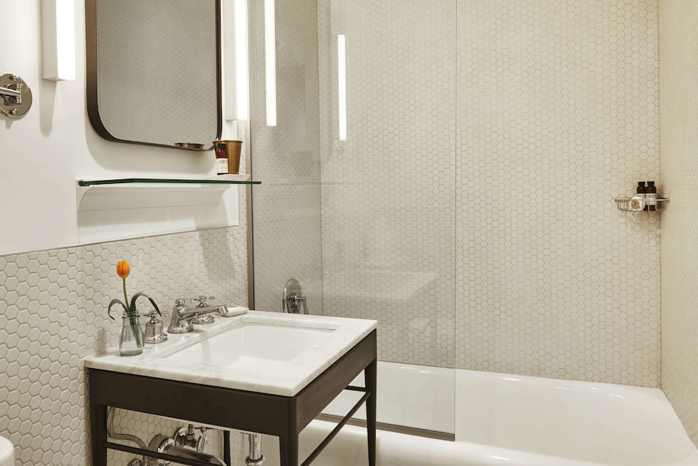 Deluxe Room, 1 King Bed, Mobility Accessible - Photo 3
