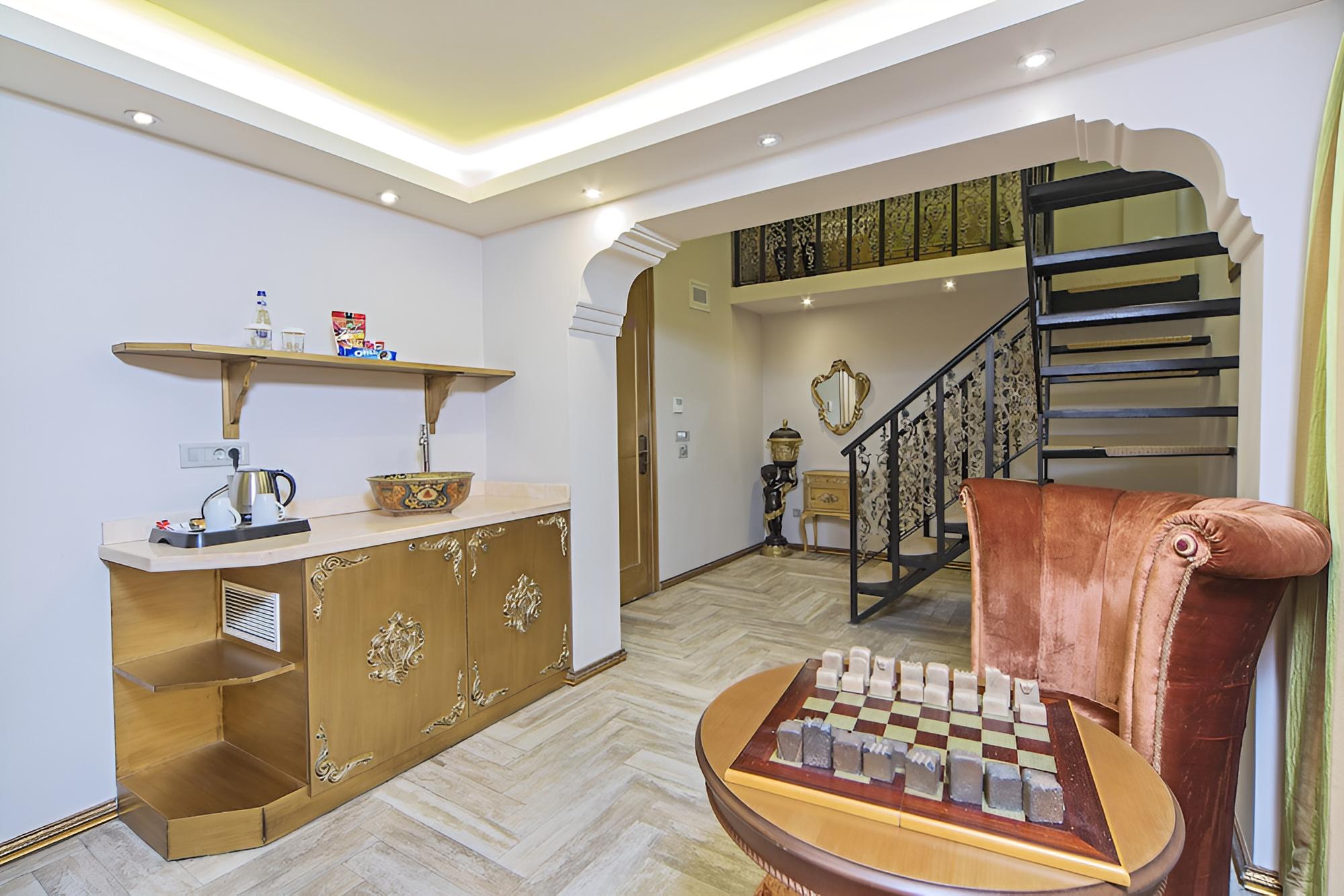 King Suite, 1 Bedroom, Balcony, City View photo 3