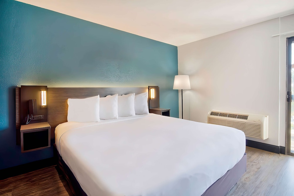Standard Suite, 1 King Bed, Non Smoking - Photo 1