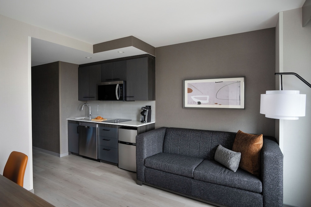 Suite, 1 King Bed with Sofa bed, Kitchenette (One Bedroom) photo 2