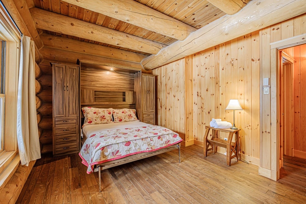 Executive Plus 52 - Beautiful Spacious log Home With Private hot tub Pool, Billede 19