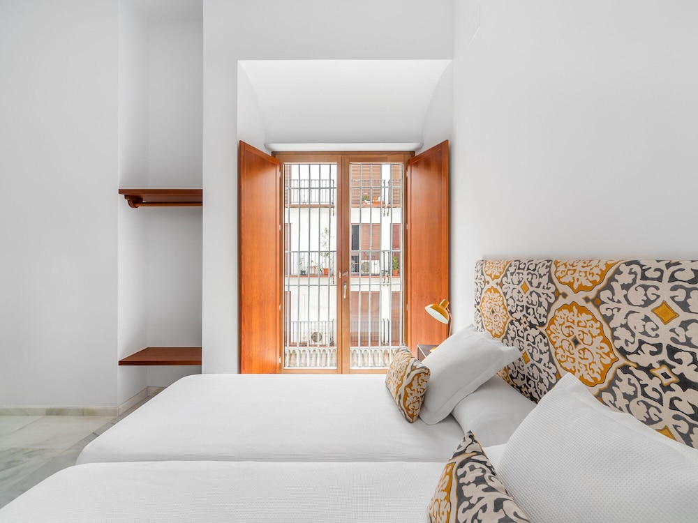 3 Bedroom Apartment with Sofa Bed - Photo 4