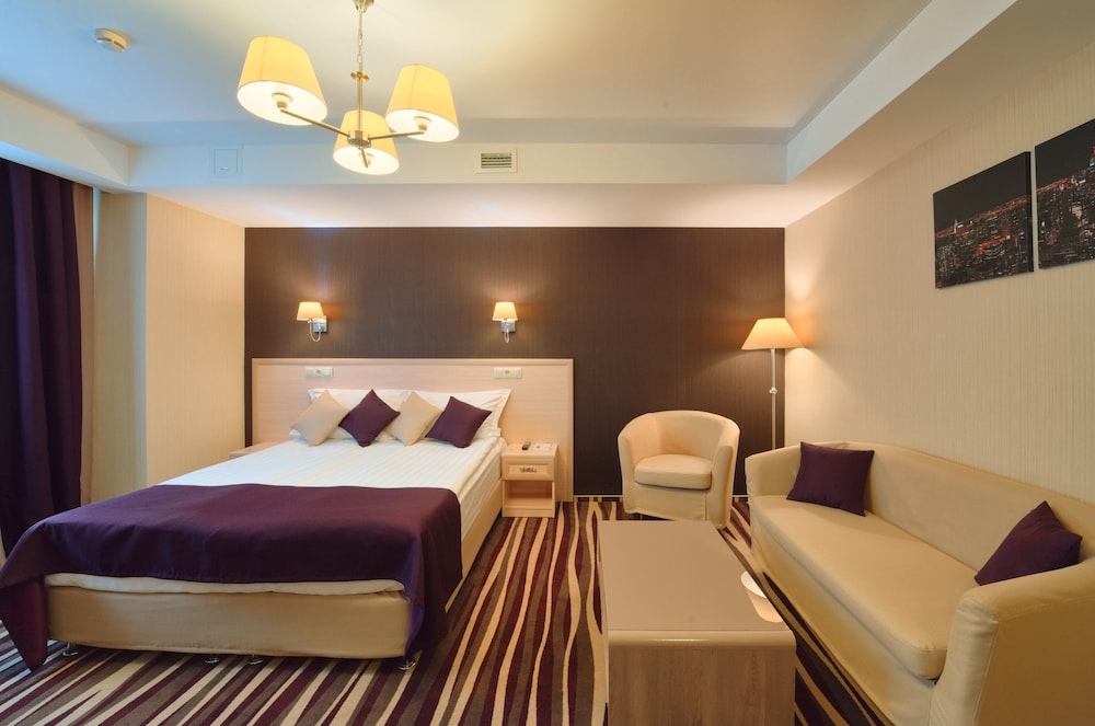 Junior Room, 1 Queen Bed photo 2