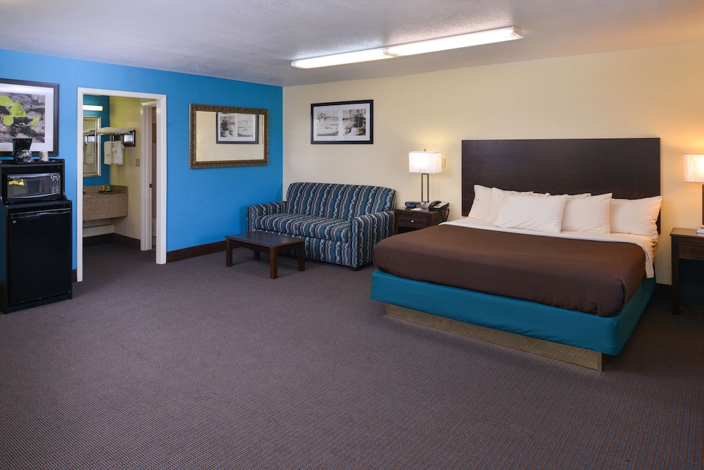 Suite, 1 King Bed, Non Smoking, Jetted Tub - Photo 1