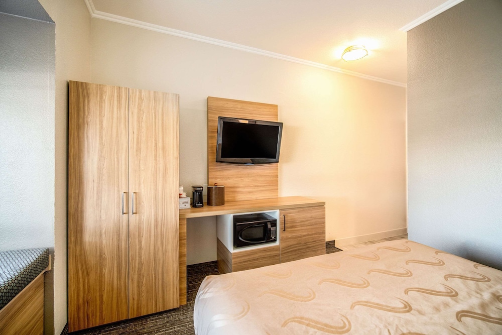 Standard Room 1 Queen Bed, Microwave, Non-Smoking photo 3