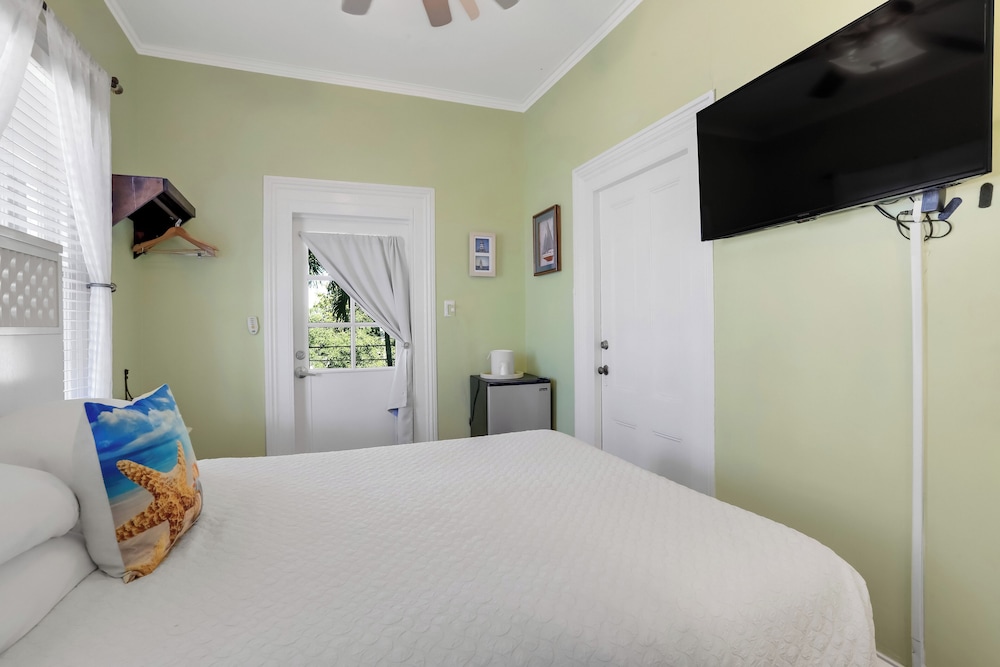 Petite Queen Room (Not Pet Friendly) photo 2