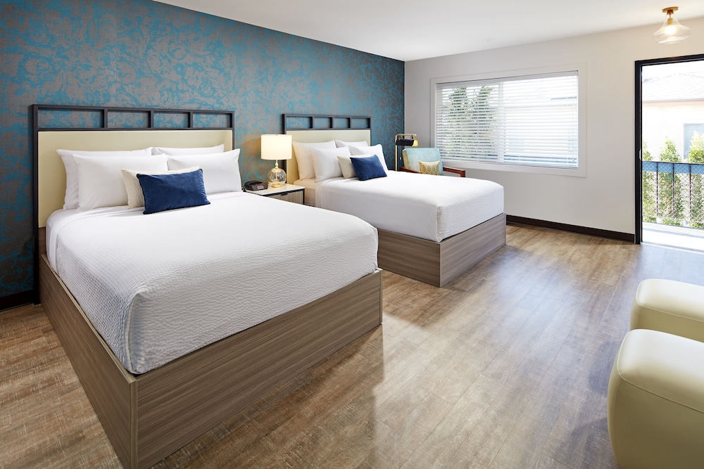 Deluxe Room, 2 Queen Beds (Newly Remodeled) photo 3