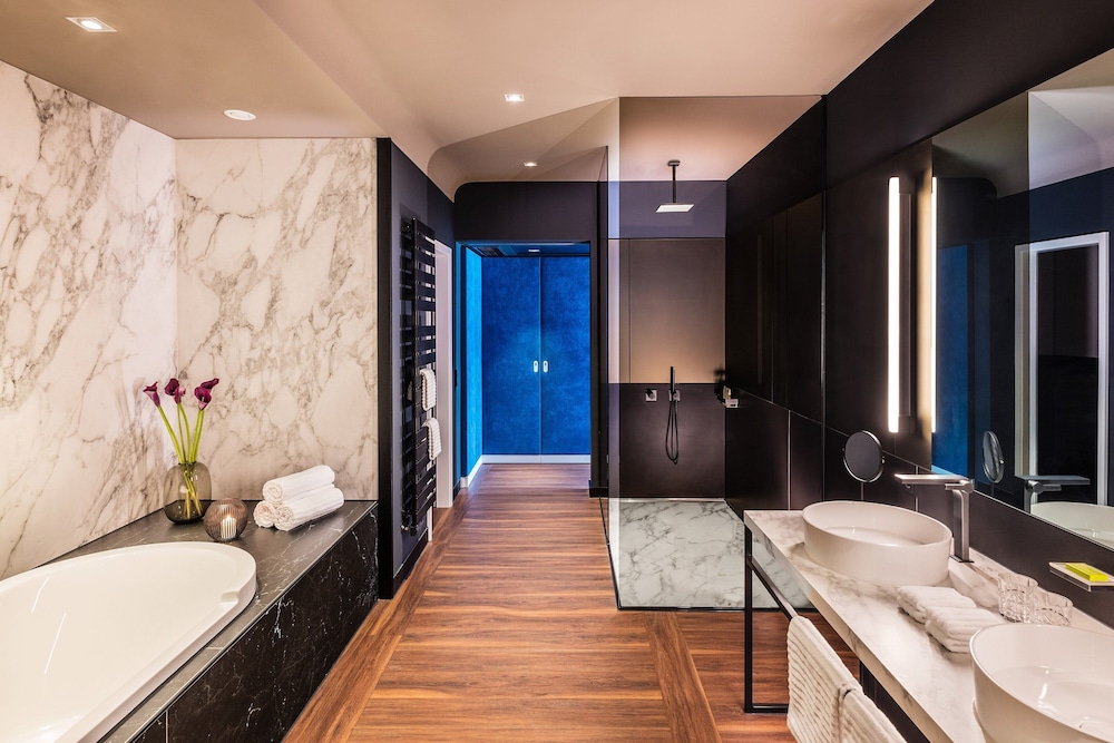 Suite, 1 Bedroom (View) thumbnail 5