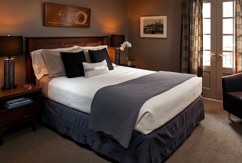 Room, Private Bathroom (Metro)