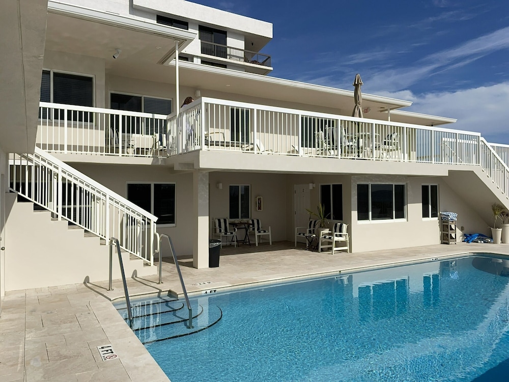 Signature Suite, 1 Bedroom, Kitchen, Mezzanine photo 2