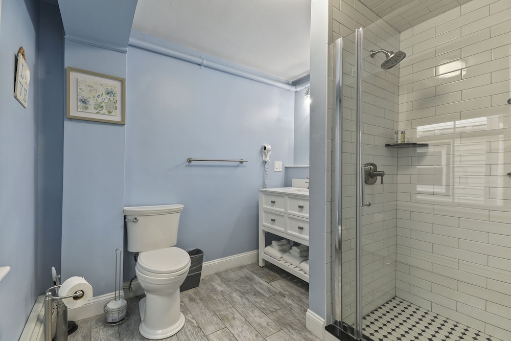 Standard Triple Room, Ensuite (Blue Willow Room) photo 3