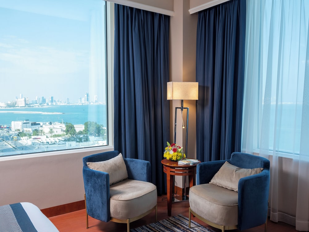 Executive Suite - Photo 2