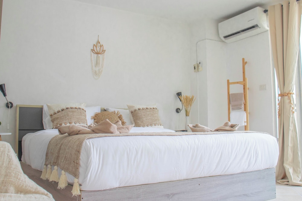 Deluxe Double Room with Bath - Photo 5