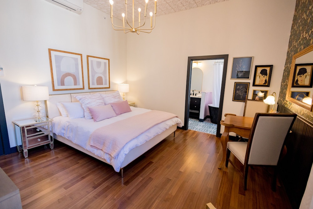 Deluxe Single Room, 1 King Bed, City View photo 1