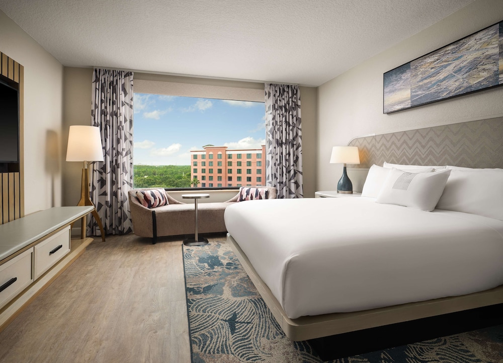 Royal Suite, 1 King Bed, Pool View thumbnail 6