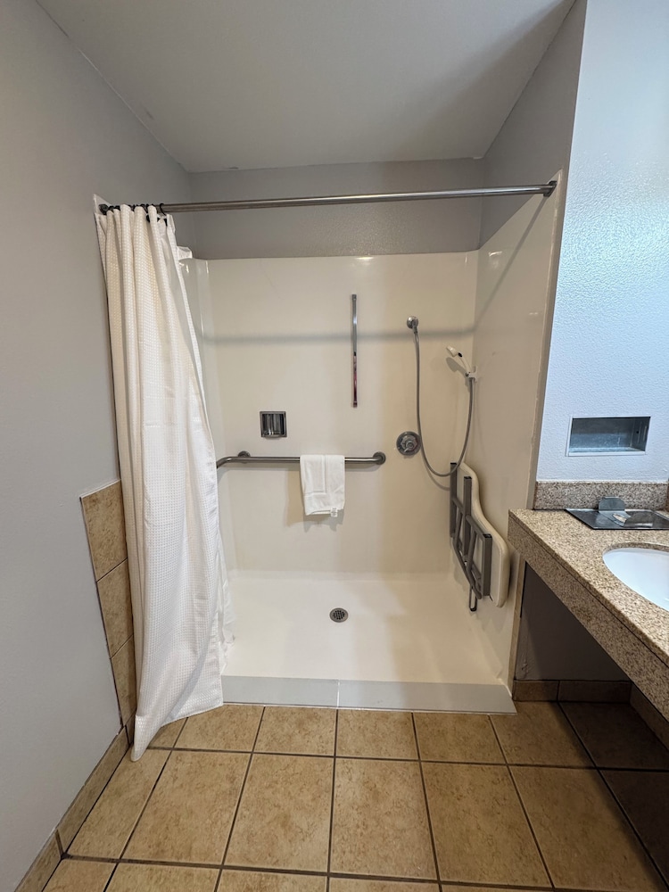 Room, 1 Queen Bed, Accessible photo 3