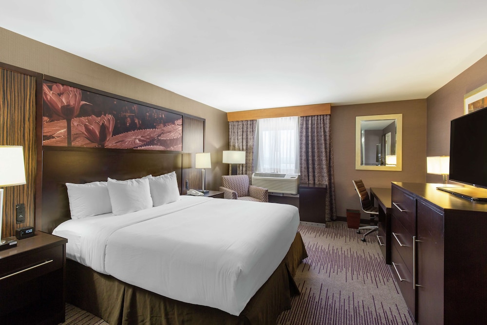 Deluxe Room, 1 King Bed, City View - Photo 1