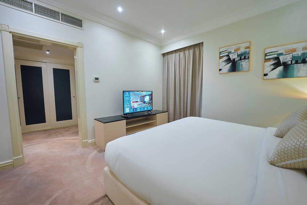 Premium Suite, 1 King Bed - Photo 2