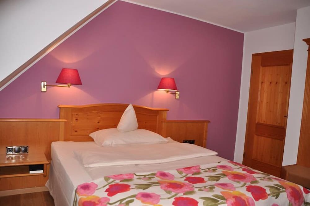 Basic Room, 1 Queen Bed, Ensuite photo 3