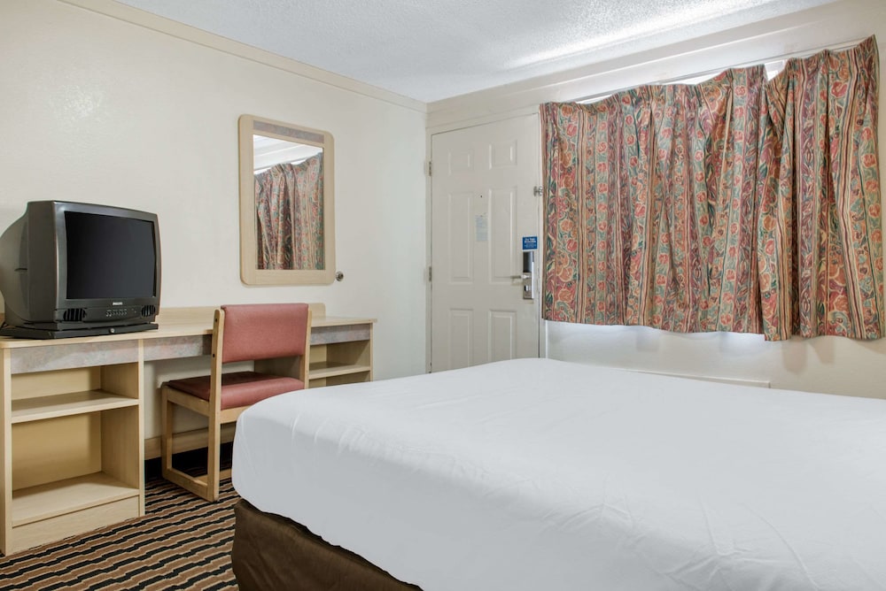Standard Room, 1 Queen Bed photo 2