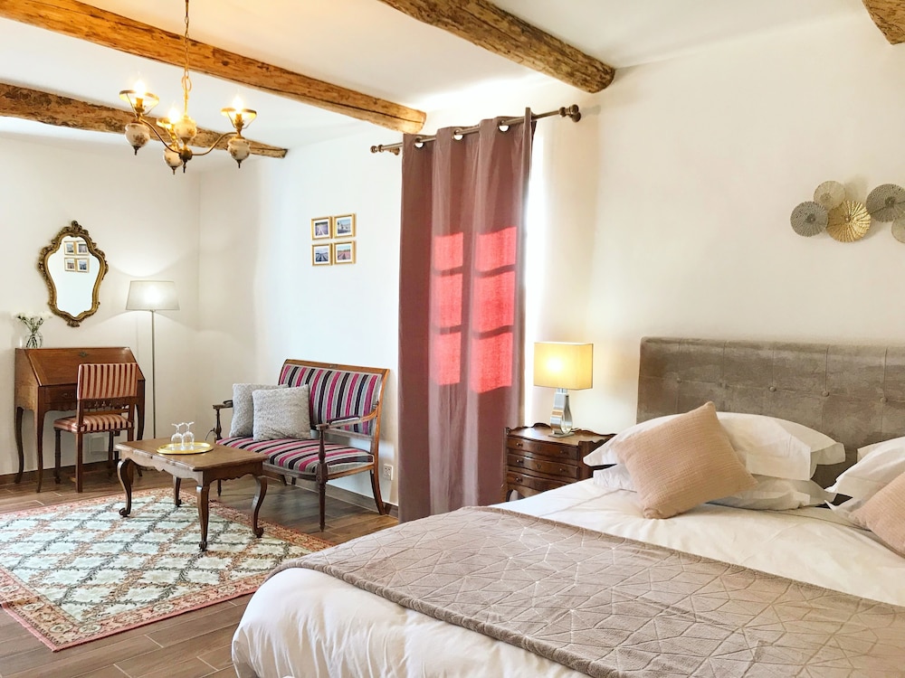 Deluxe Room, 1 King Bed, Garden View photo 1