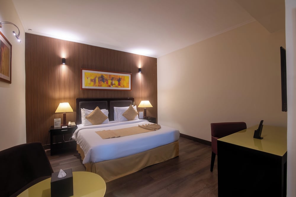 Deluxe Suite, 1 King Bed, Smoking photo 2