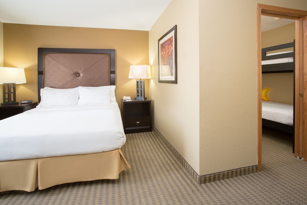 Suite, Multiple Beds - Photo 1