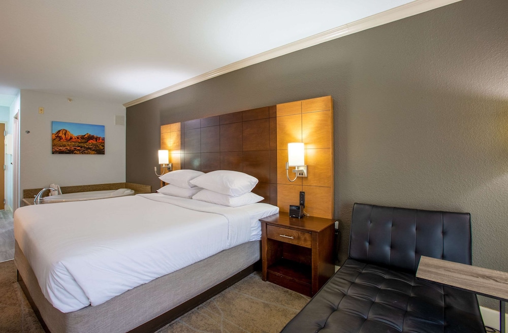 Suite 1 King Bed, Fireplace, Patio, Whirlpool Bath, Non-Smoking - Photo 6