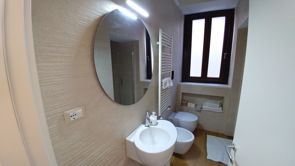 Deluxe Suite, 1 King Bed with Sofa bed, City View, photo 6