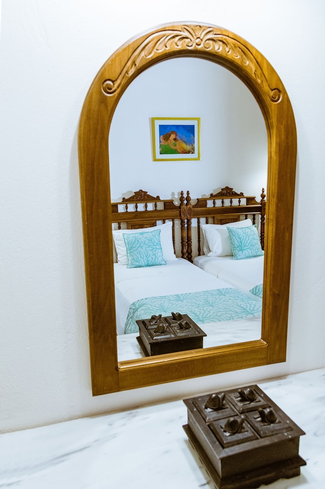 Superior One Bedroom - Photo 4
