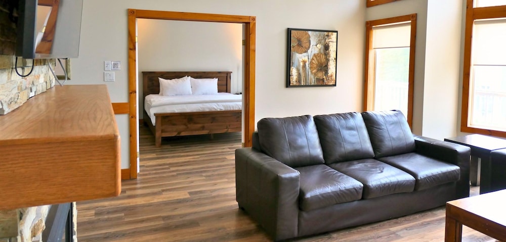 Cottage, Multiple Bedrooms, Kitchen (Linen & Towels Not Included) photo 1