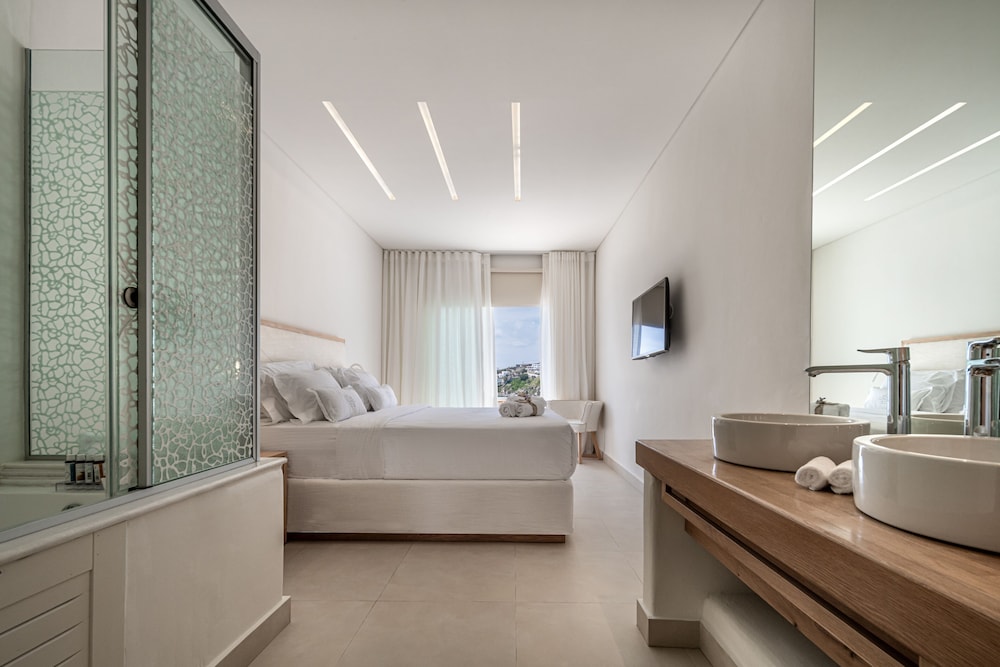 Executive Suite, Jetted Tub, Sea View - Photo 3