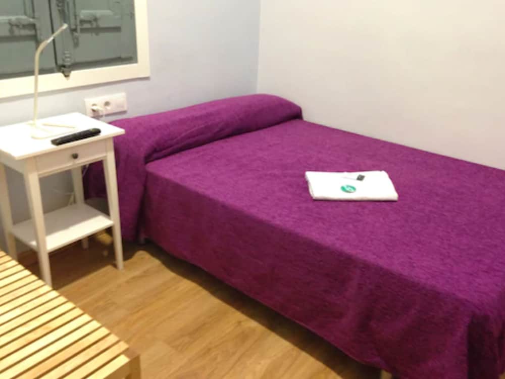 Basic Single Room, 1 Bedroom, Private Bathroom photo 2