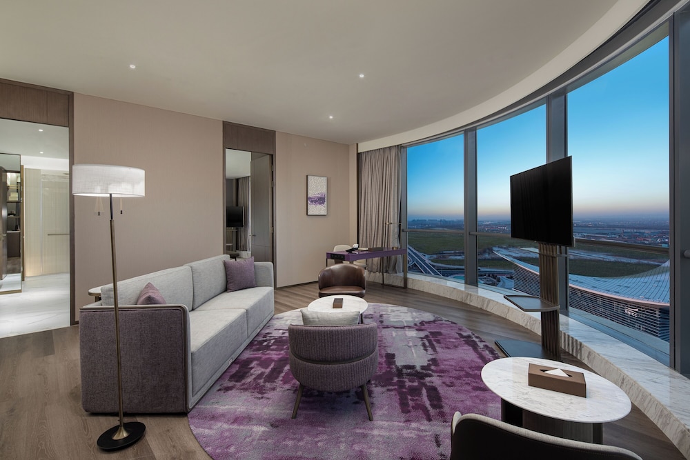 Deluxe Suite, Smoking (2 King Beds) - Photo 1