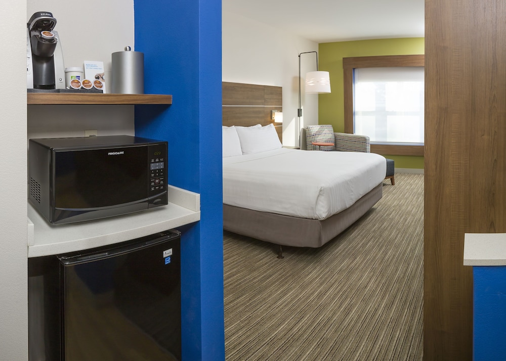 Suite, 1 King Bed - Photo 3
