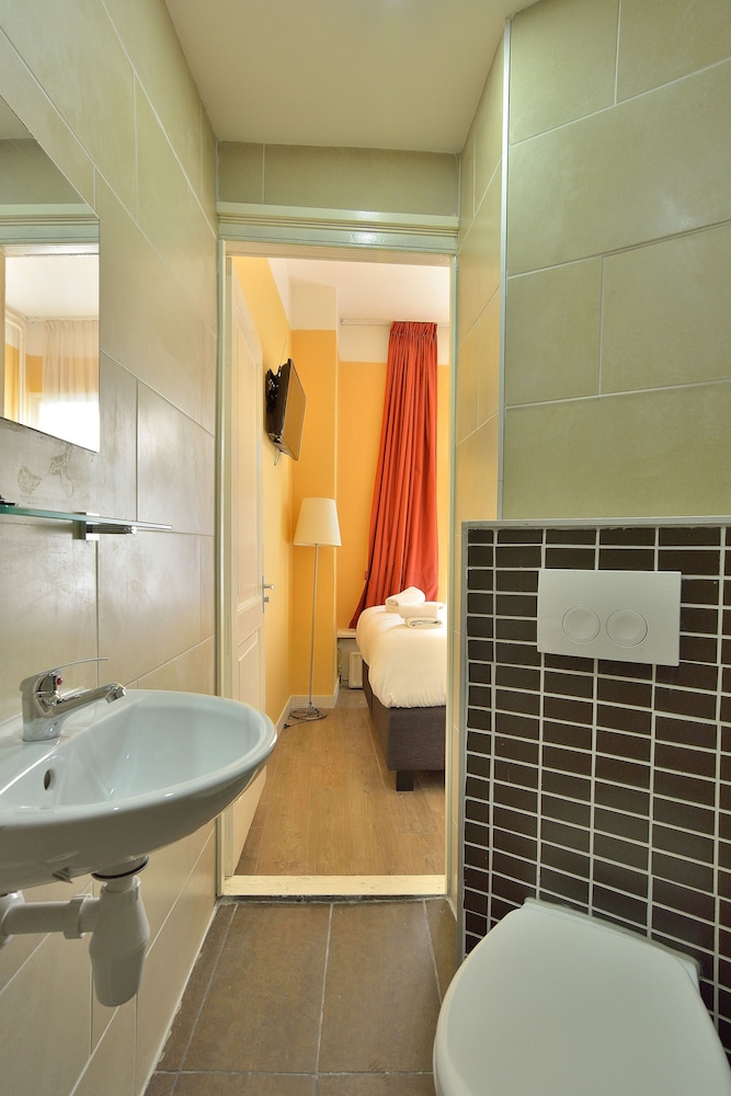 Small double room photo 2