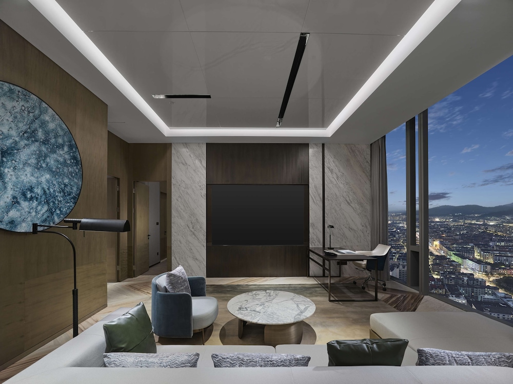 KING AMBASSADOR SUITE