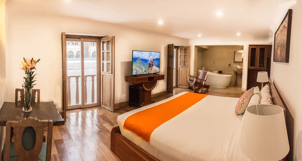 Deluxe Room, 1 King Bed photo 3