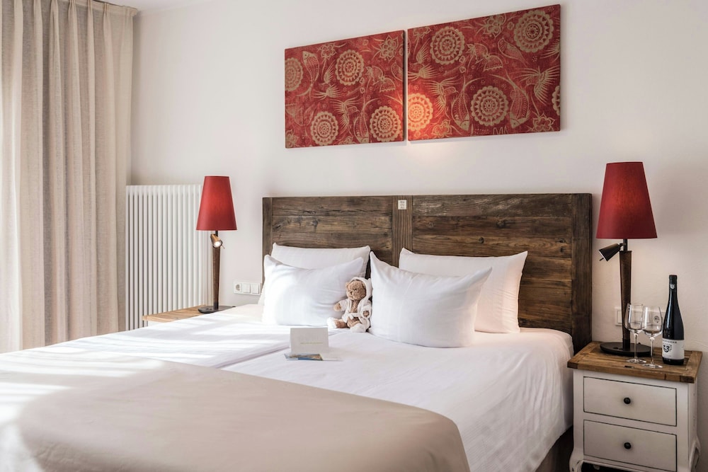 Junior Suite, 1 King Bed, Garden View