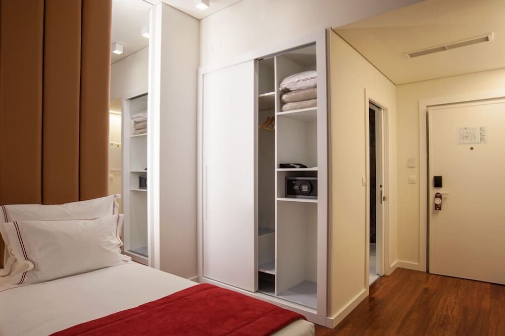 Twin Room (interior)
